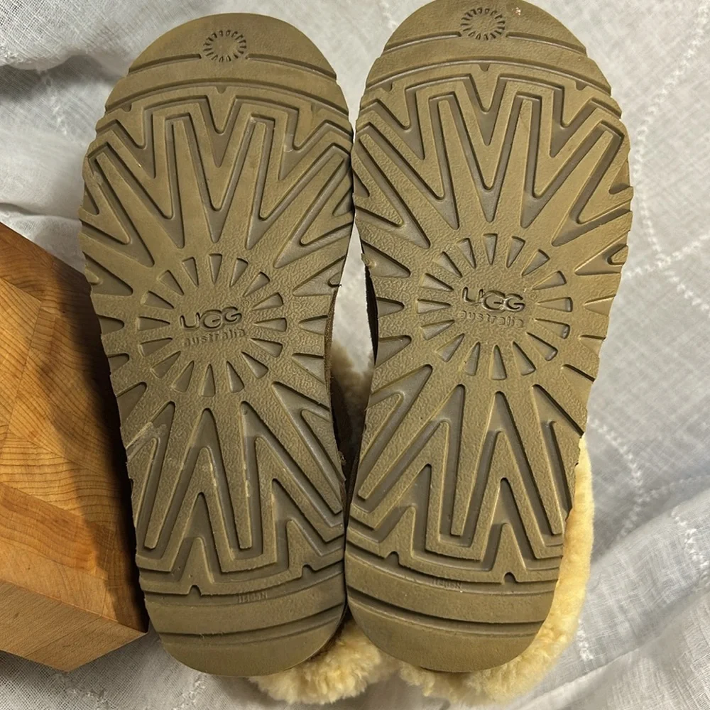 UGG almost new leather sheep skin boots